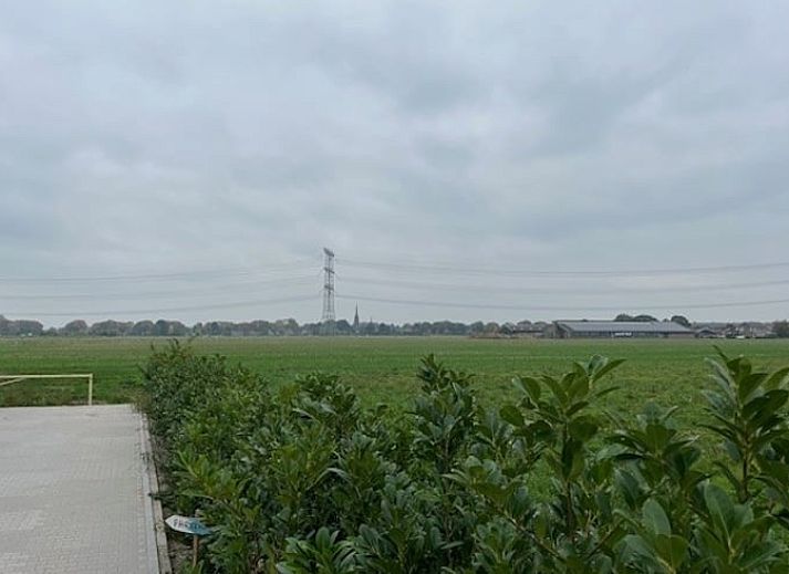 Dining room with round table in Cottage in De Moer, vacation home in North Brabant.