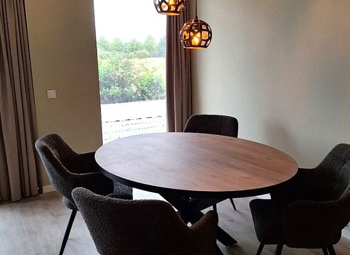 Moderne Veranda im Huisje in De Moer, Ferienhaus in Nordbrabant mit Blick auf die gruene Umgebung.
