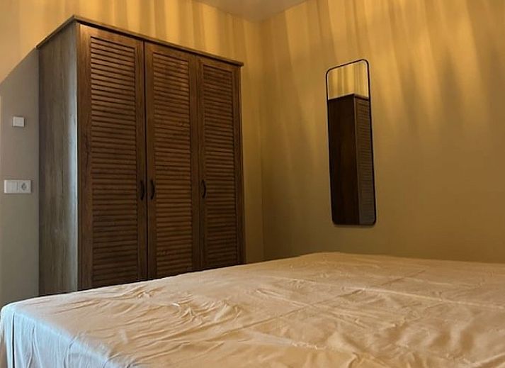 Moderne Veranda im Huisje in De Moer, Ferienhaus in Nordbrabant mit Blick auf die gruene Umgebung.