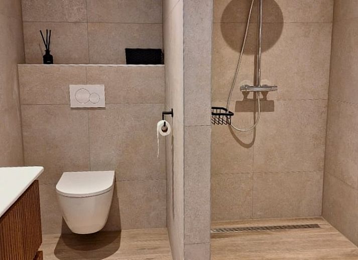 Moderne Veranda im Huisje in De Moer, Ferienhaus in Nordbrabant mit Blick auf die gruene Umgebung.