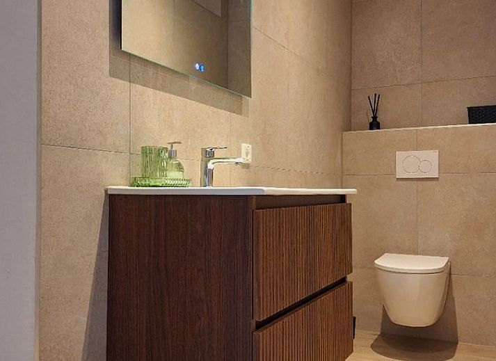 Moderne Veranda im Huisje in De Moer, Ferienhaus in Nordbrabant mit Blick auf die gruene Umgebung.