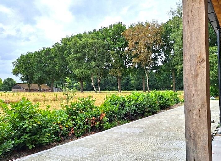 Gemuetliches Wohnzimmer in Cottage in De Moer, Ferienhaus in Hart van Brabant mit laendlicher Wanddekoration.