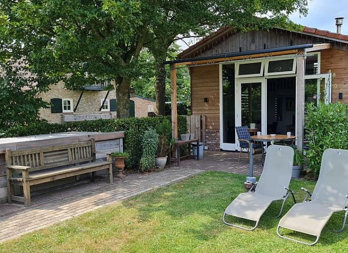 Geniet van de groene tuin bij Vakantiehuisje in Tilburg, Noord Brabant.