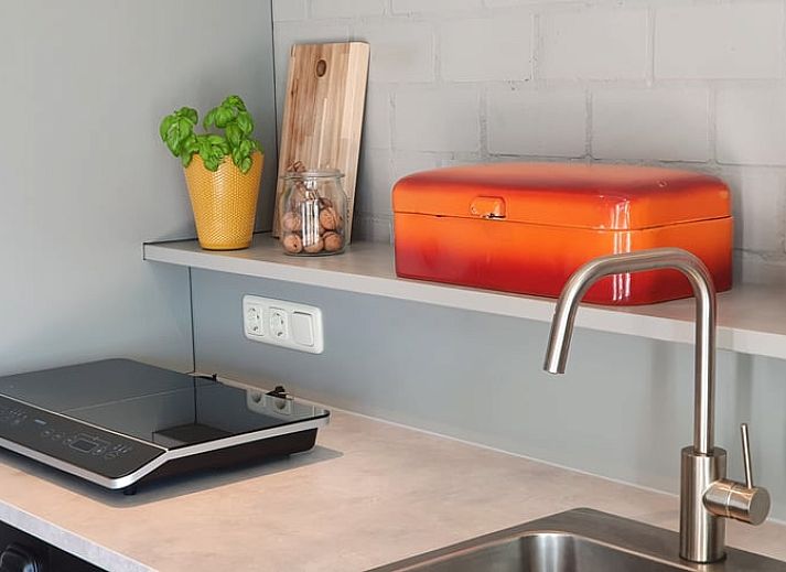 Ontspan op het terras van Vakantiehuisje in Tilburg, Noord Brabant.