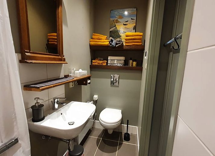 Charmante buitenkant van Vakantiehuisje in Tilburg met bloemen.