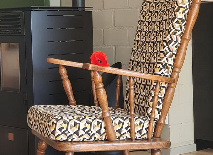 Charmante buitenkant van Vakantiehuisje in Tilburg met bloemen.