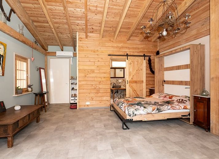 Fiets met bloemenmand bij Huisje in Best, vakantiehuis in het Hart van Brabant, Noord Brabant, met rustieke charme.