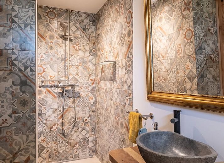 Fiets met bloemenmand bij Huisje in Best, vakantiehuis in het Hart van Brabant, Noord Brabant, met rustieke charme.