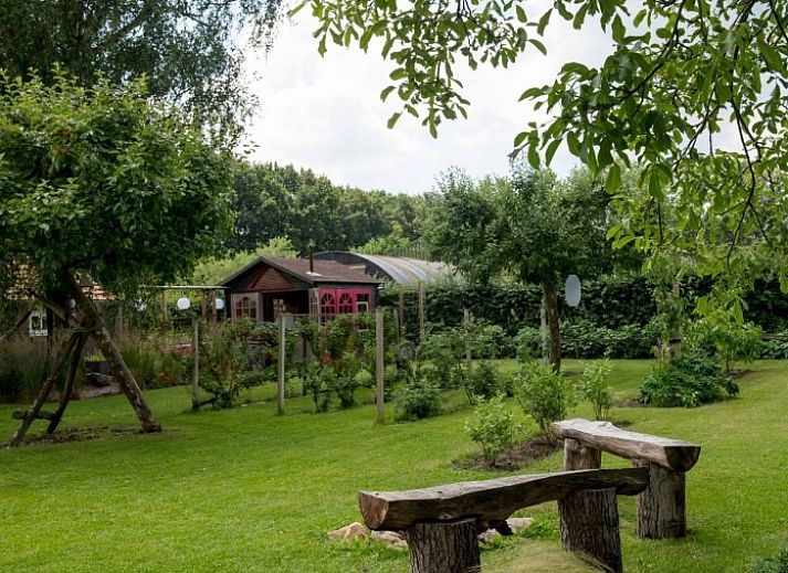 Gastenverblijf Het Voorhuis in Herpen, Noord Brabant met weelderige tuin en rustieke bakstenen architectuur.