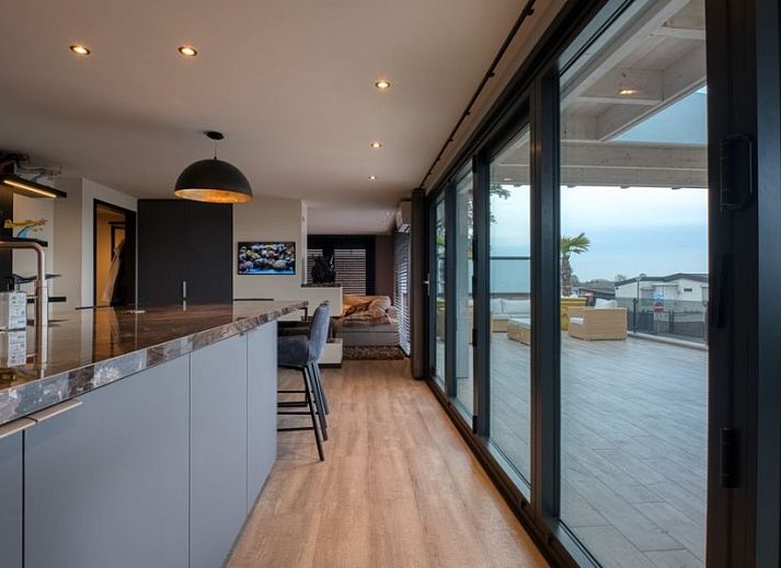 Gerumige Terrasse des Ferienhauses Freistehendes Haus in Maashees mit hlzernem Esstisch und schner Aussicht in Nordbrabant.