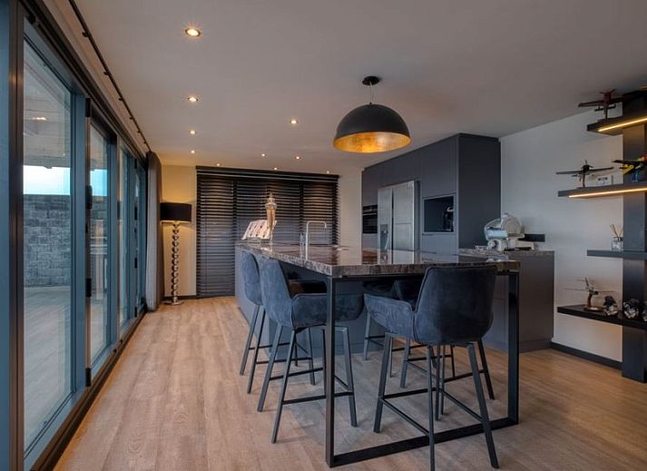 Gerumige Terrasse des Ferienhauses Freistehendes Haus in Maashees mit hlzernem Esstisch und schner Aussicht in Nordbrabant.