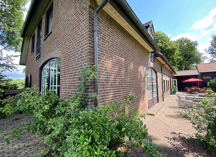 De Meerenhoeve vakantiehuis in Mill, Noord Brabant, omgeven door groene natuur en rustieke charme.
