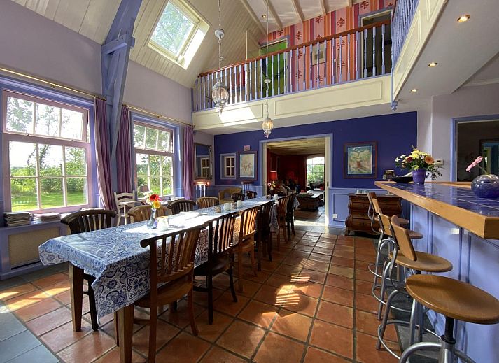 Buitenaanzicht van De Meerenhoeve in Mill, Noord Brabant, met bakstenen muren en groene omgeving.