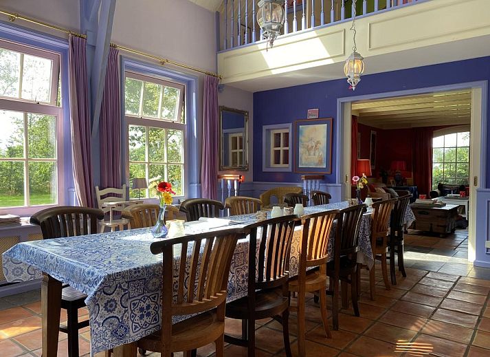 Buitenaanzicht van De Meerenhoeve in Mill, Noord Brabant, met bakstenen muren en groene omgeving.