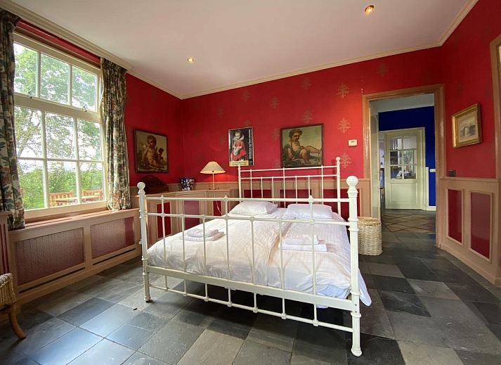 Gezellige binnenruimte van De Meerenhoeve in Mill, Noord Brabant, met comfortabele leren fauteuils.