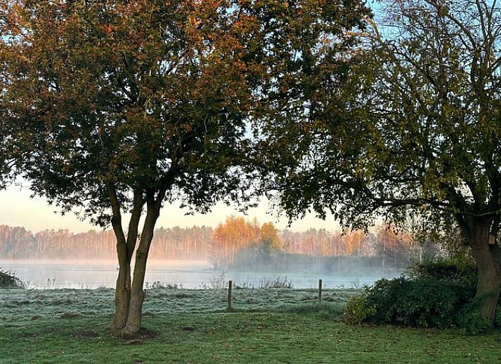 Sonniger Tag im Ferienhaus in Mill, Nordbrabant, mit Sonnenkollektoren auf dem Dach.
