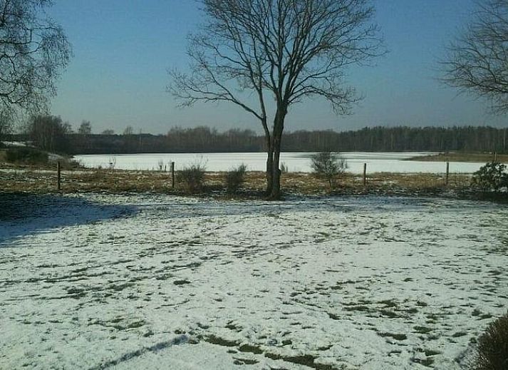 Sonniger Tag im Ferienhaus in Mill, Nordbrabant, mit Sonnenkollektoren auf dem Dach.