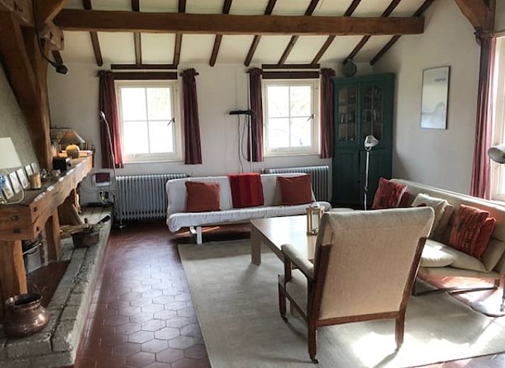 Bluehender Garten am Ferienhaus in Mill, Nordost-Brabant, mit farbenfroher Flora.