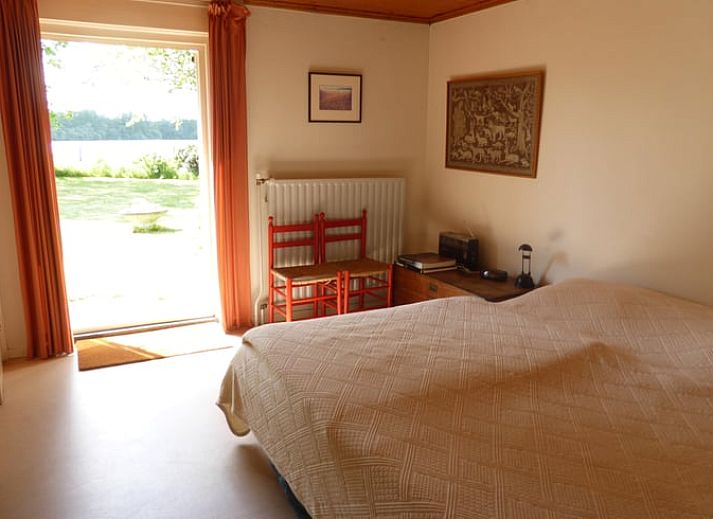 Bluehender Garten am Ferienhaus in Mill, Nordost-Brabant, mit farbenfroher Flora.