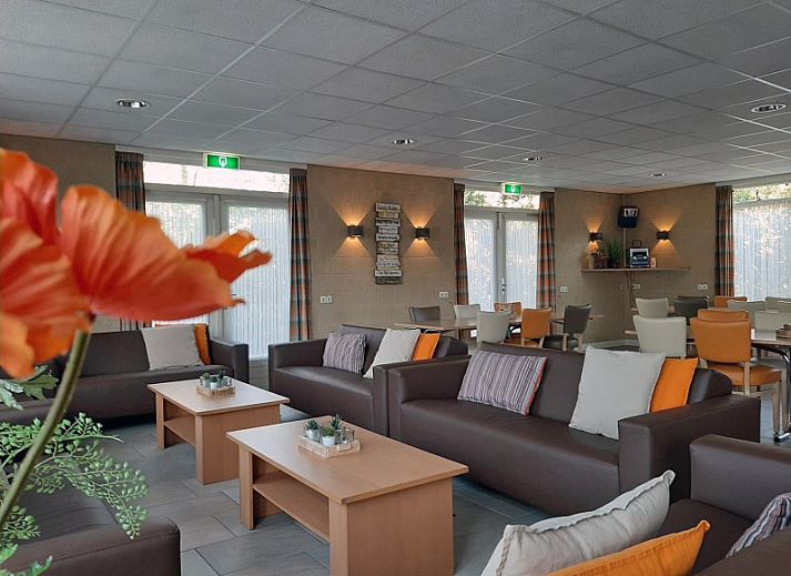 Aussenansicht des Ferienhauses Heideheuvel in Schaijk, Nordost-Brabant, mit Spielplatz und gruener Umgebung.