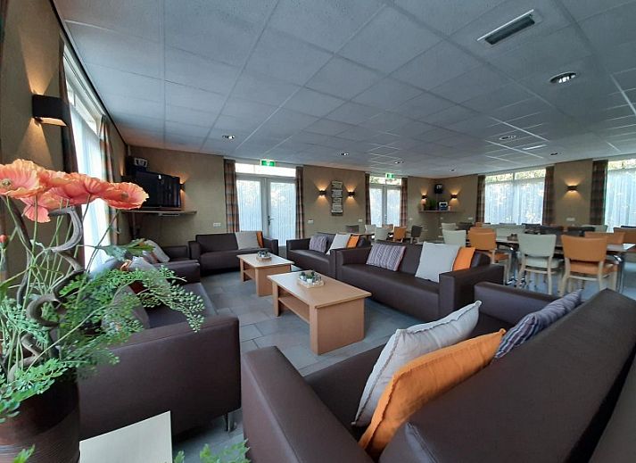 Aussenansicht des Ferienhauses Heideheuvel in Schaijk, Nordost-Brabant, mit Spielplatz und gruener Umgebung.