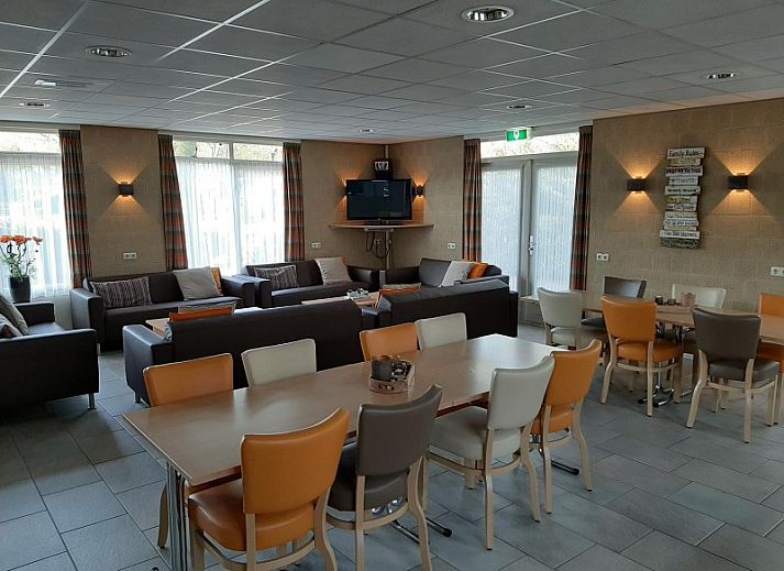 Aussenansicht des Ferienhauses Heideheuvel in Schaijk, Nordost-Brabant, mit Spielplatz und gruener Umgebung.