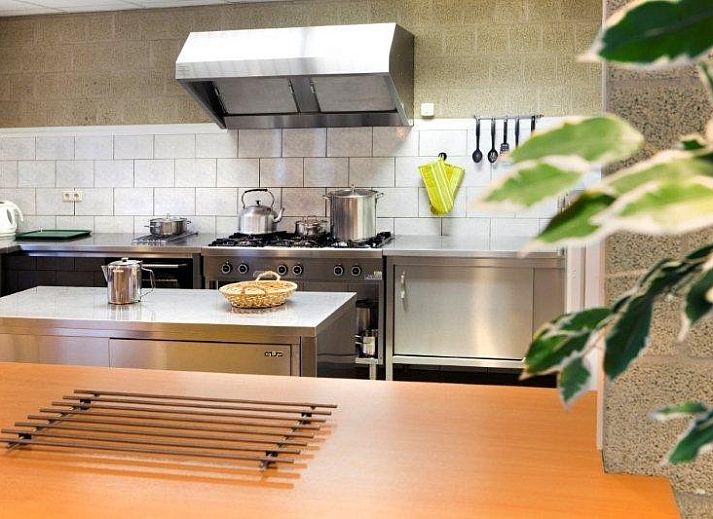 Aussenansicht des Ferienhauses Heideheuvel in Schaijk, Nordost-Brabant, mit Spielplatz und gruener Umgebung.