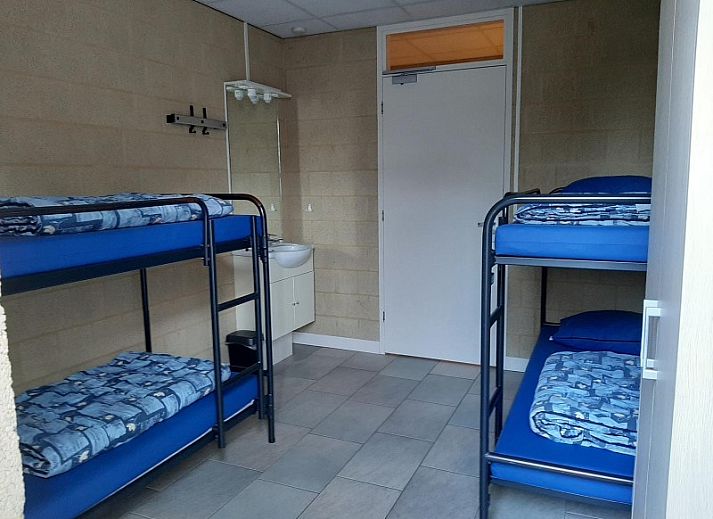 Gemuetliches Wohnzimmer im Ferienhaus Heideheuvel, Schaijk, Nordbrabant, mit bequemen Sofas und Tischen.