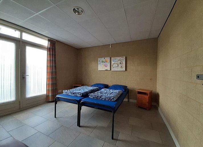 Gemuetliches Wohnzimmer im Ferienhaus Heideheuvel, Schaijk, Nordbrabant, mit bequemen Sofas und Tischen.