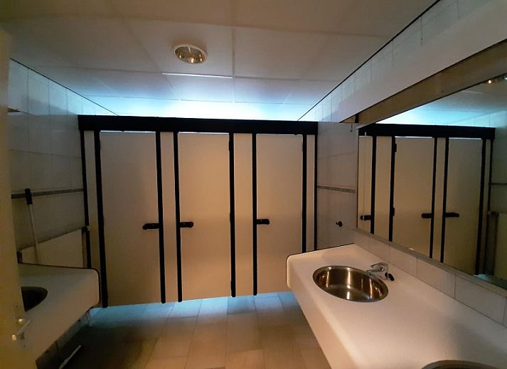 Gemuetliches Wohnzimmer im Ferienhaus Heideheuvel, Schaijk, Nordbrabant, mit bequemen Sofas und Tischen.