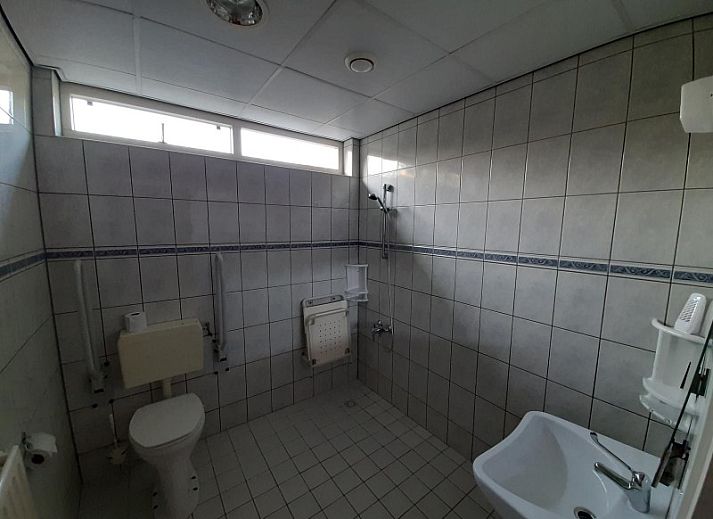 Gemuetliches Wohnzimmer im Ferienhaus Heideheuvel, Schaijk, Nordbrabant, mit bequemen Sofas und Tischen.