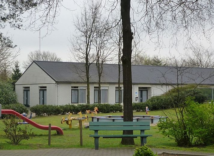 Gemuetliches Wohnzimmer im Ferienhaus Heideheuvel, Schaijk, Nordbrabant, mit bequemen Sofas und Tischen.