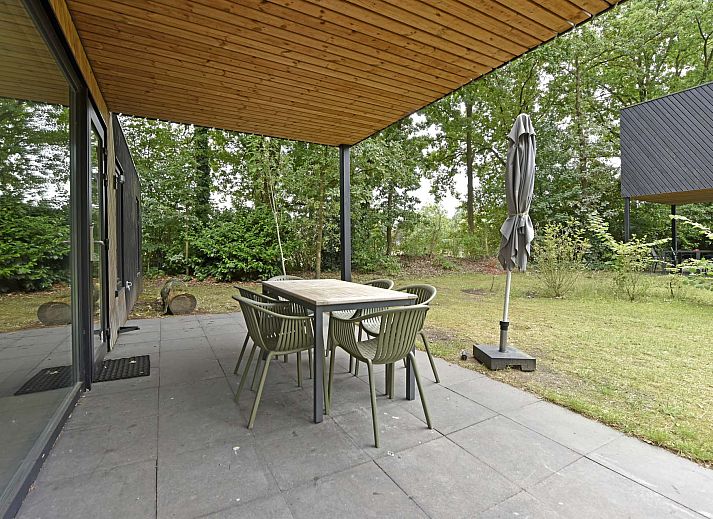 Zithoek met uitzicht op de tuin in Vrijstaande woning in Schaijk, Noordoost Brabant.