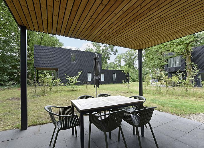 Zithoek met uitzicht op de tuin in Vrijstaande woning in Schaijk, Noordoost Brabant.