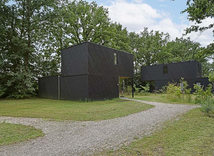 Zithoek met uitzicht op de tuin in Vrijstaande woning in Schaijk, Noordoost Brabant.