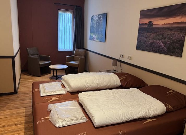 Gezellige woonkamer in Vakantiehuis in Schaijk, Noordoost Brabant met moderne keuken en uitzicht op de tuin.