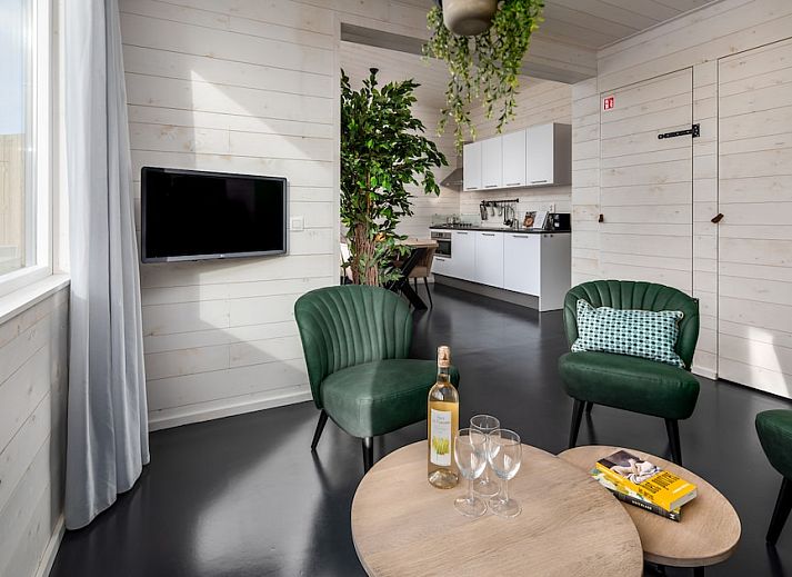 Waterlodge 6 in Schaijk, Noordoost Brabant, een moderne vakantiewoning aan het water omgeven door weelderige natuur en rustgevende omgeving.