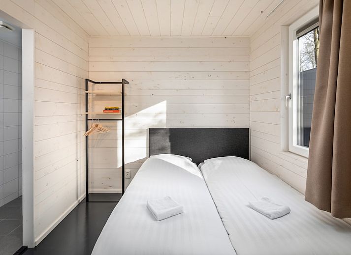 Waterlodge 6 in Schaijk, Noordoost Brabant, een moderne vakantiewoning aan het water omgeven door weelderige natuur en rustgevende omgeving.