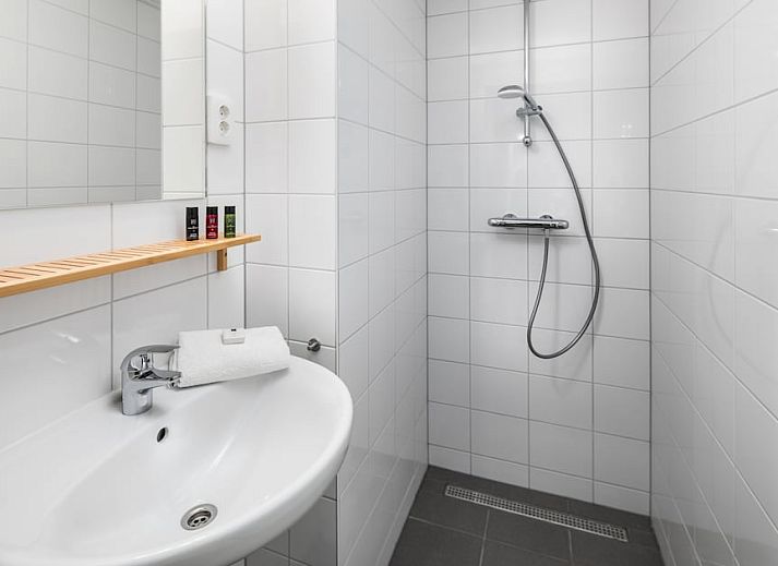 Stijlvolle woonkamer van Waterlodge 6 in Schaijk, Noordoost Brabant, met moderne inrichting en comfortabele zitruimte.