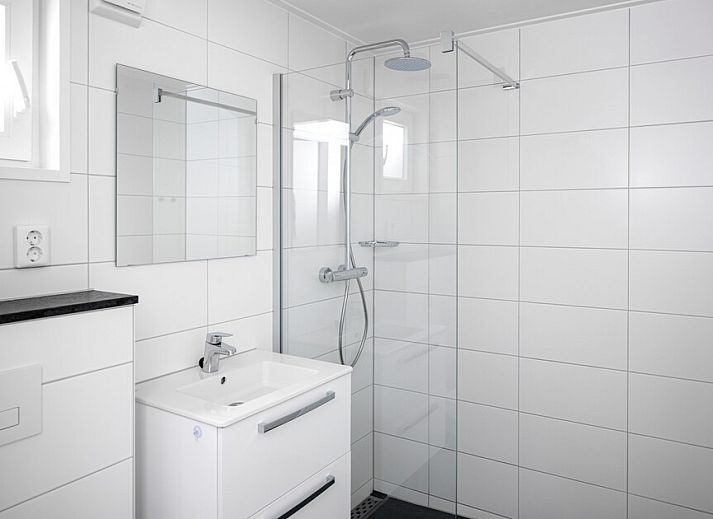 Gemuetliches Wohnzimmer der Forest Villa 6 in Schaijk, Nordbrabant, mit Blick auf die gruene Umgebung vom modernen Ferienhaus aus.