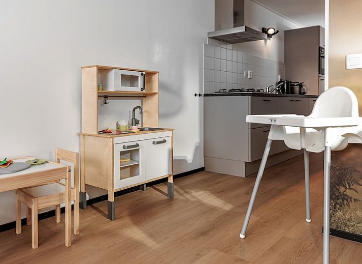 Geniet van de rust bij Forest Cabin Kids 6 in Schaijk, Noord Brabant, een modern vakantiehuis omringd door weelderige natuur.