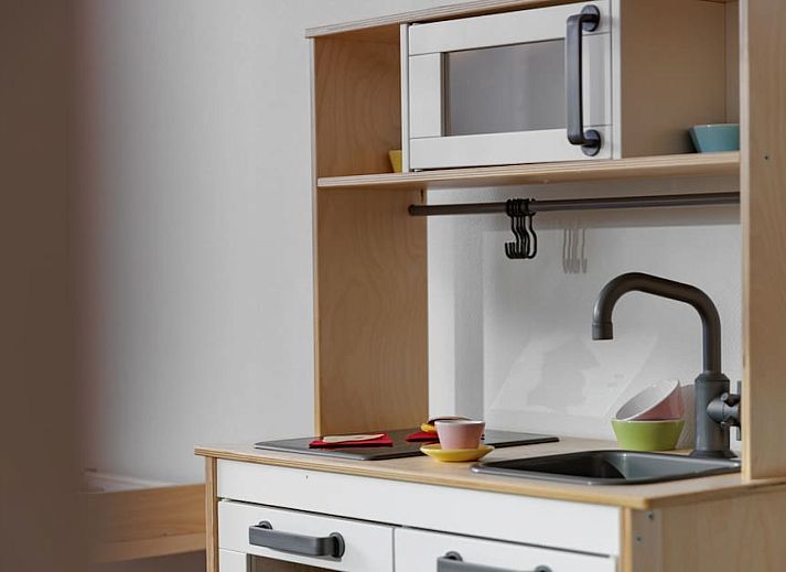 Geniet van de rust bij Forest Cabin Kids 6 in Schaijk, Noord Brabant, een modern vakantiehuis omringd door weelderige natuur.