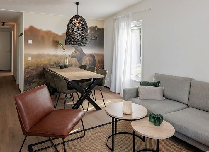 Geniet van de serene natuur rondom Forest Cabin 6, een modern vakantiehuis in Schaijk, Noordoost Brabant, met ruim terras en bosrijke omgeving.