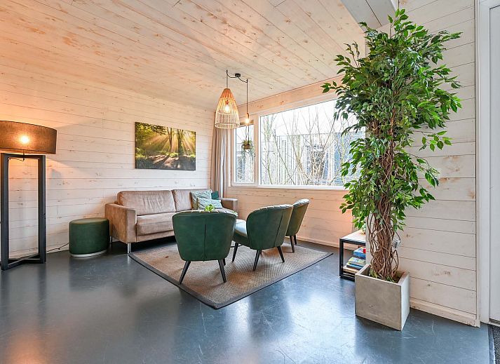 Vrijstaande woning in Schaijk, Noord Brabant, met terras in een groene omgeving.