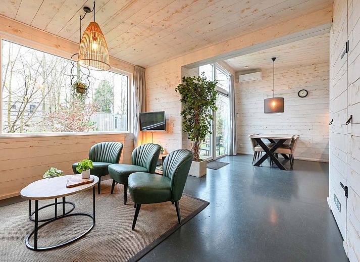 Vrijstaande woning in Schaijk, Noord Brabant, met terras in een groene omgeving.