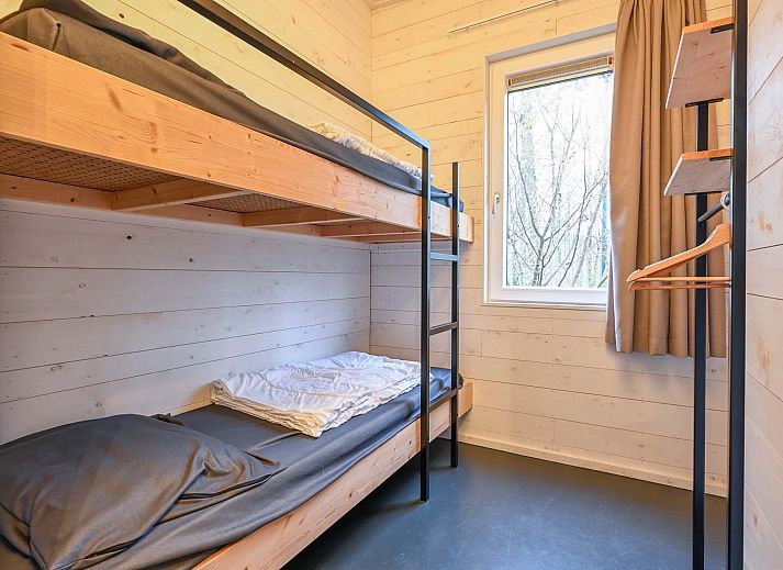 Lichte woonkamer in Vrijstaande woning in Schaijk, Noord Brabant, met uitzicht op de tuin.