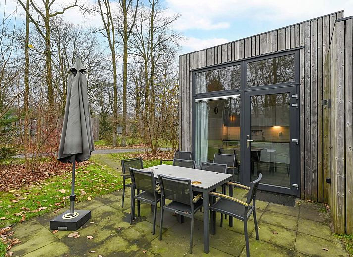 Lichte woonkamer in Vrijstaande woning in Schaijk, Noord Brabant, met uitzicht op de tuin.