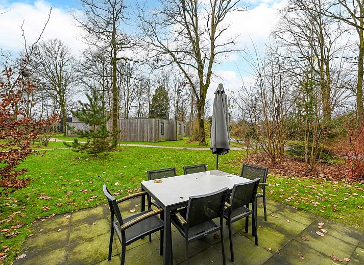 Lichte woonkamer in Vrijstaande woning in Schaijk, Noord Brabant, met uitzicht op de tuin.