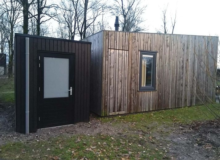 Lichte woonkamer in Vrijstaande woning in Schaijk, Noord Brabant, met uitzicht op de tuin.