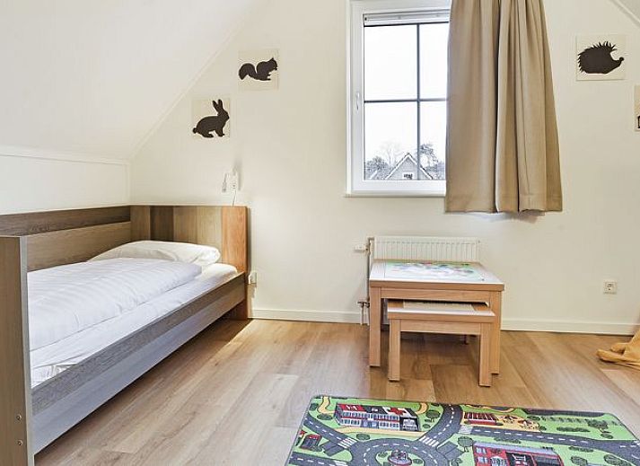 Moderne woonkamer in De Vers 6-persoons kinderbungalow Overloon met eetgedeelte en open keuken.